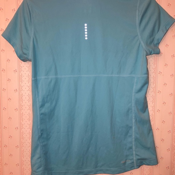 Cute and barely worn Nike running shirt! Baby blue size medium - Picture 5 of 5